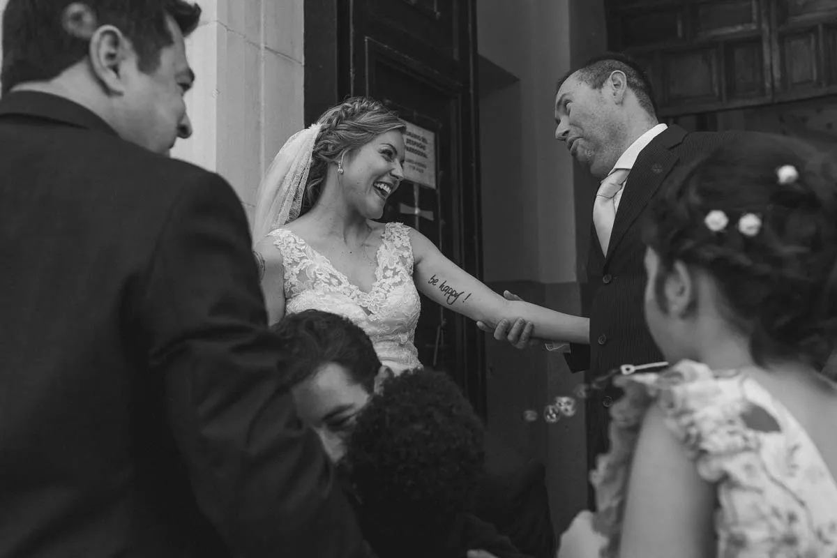 2gardenias fotografo de bodas en madrid, reportaje de boda, novia saliendo de la iglesia